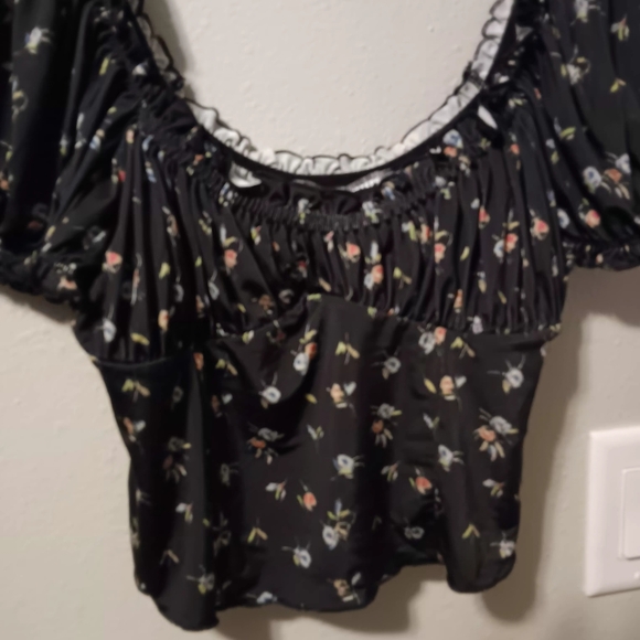 Urban Outfitters Black Floral Off-Shoulder Crop Blouse - Picture 8 of 11
